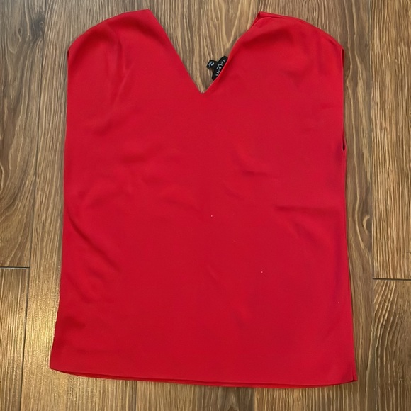Red sleeveless shirt size medium petite - Picture 2 of 4